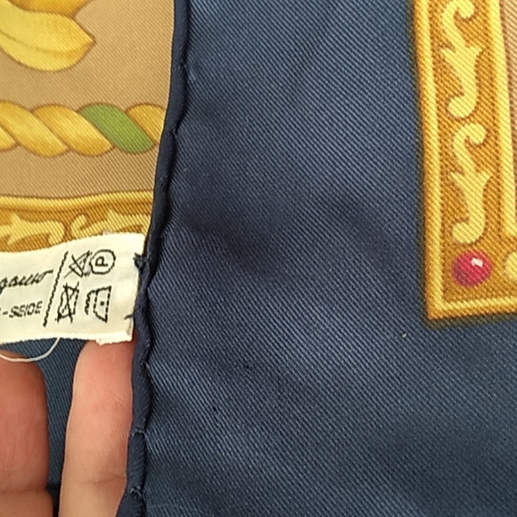 Salvatore Ferragamo Safari Tigers Gold Silk Scarf Vintage hand rolled edges - Picture 14 of 14